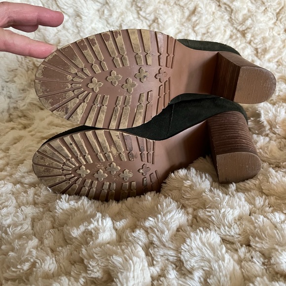 Crown vintage dark green suede heeled ankle bootie - Picture 4 of 4